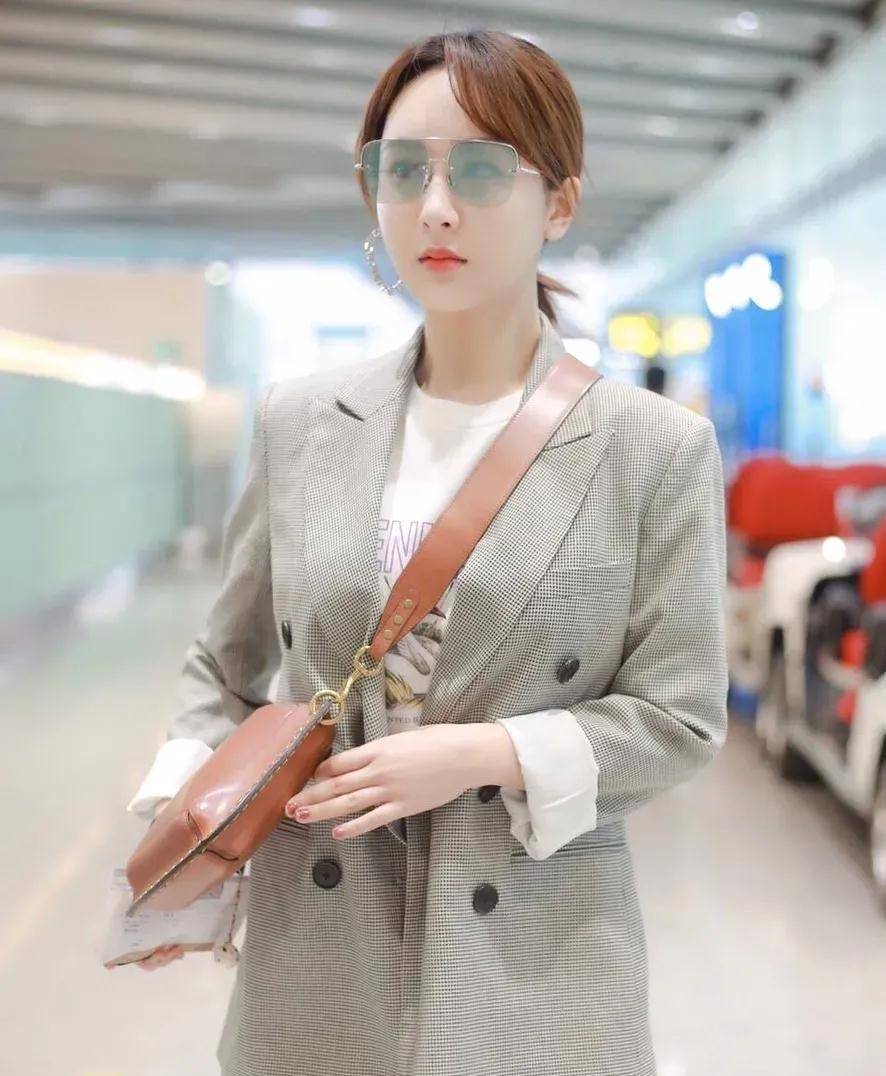 杨紫休闲穿搭帅气十足,职场达人千万别错过,西装的另类搭配_白色_时尚