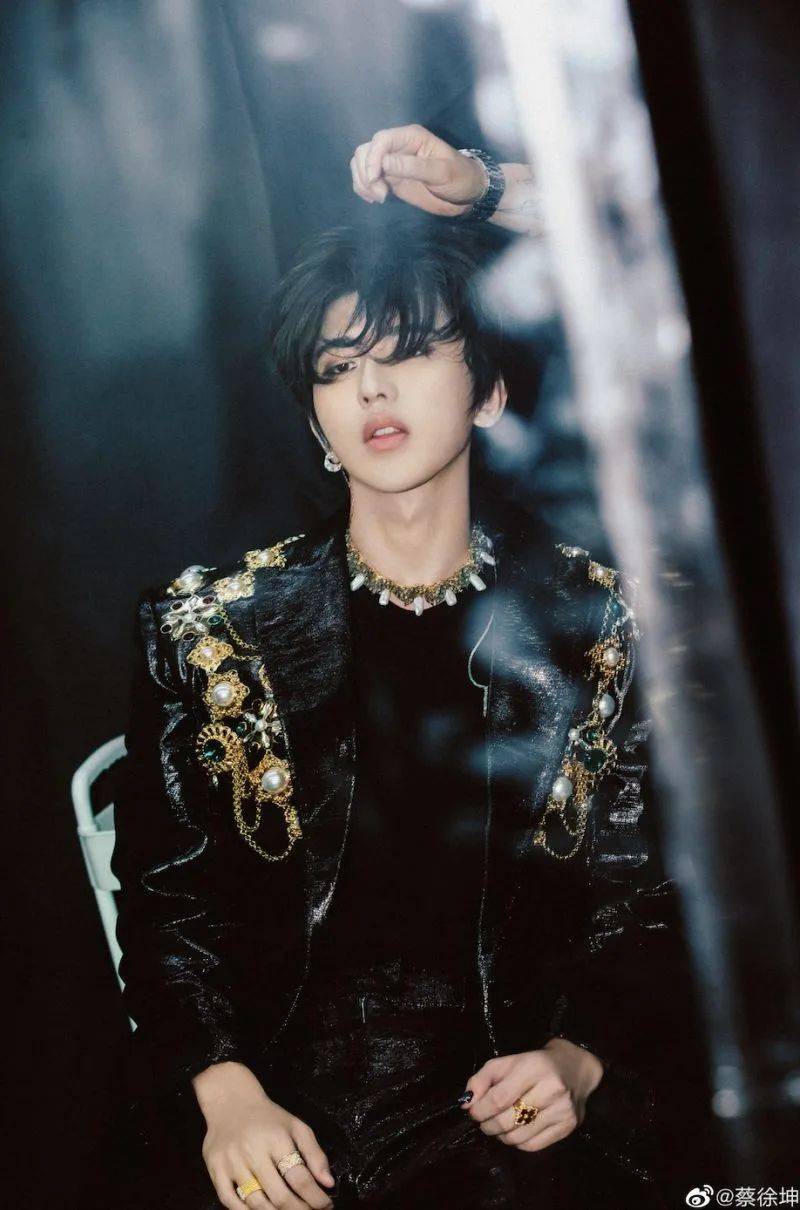 蔡徐坤主持《奔跑吧》紧急停播_节目_影响_人气