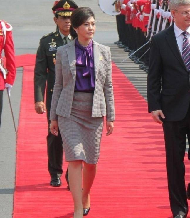 55岁"国外前领导"英拉真不见老,长相端庄大气,穿衣高级显品味_连衣裙