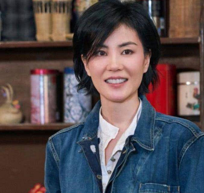 19岁歌迷投资百万为王菲出专辑,圆菲迷一个18年的梦_谢琦_公司_粤语