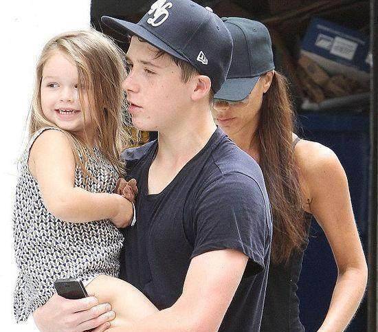 小七开始自己走路,布鲁克林就给小七抱娃娃!