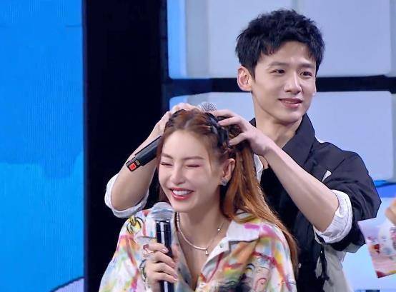 《快本》白敬亭男友力爆棚,按要求拥抱张雨绮,却让她眼泛泪光_表演