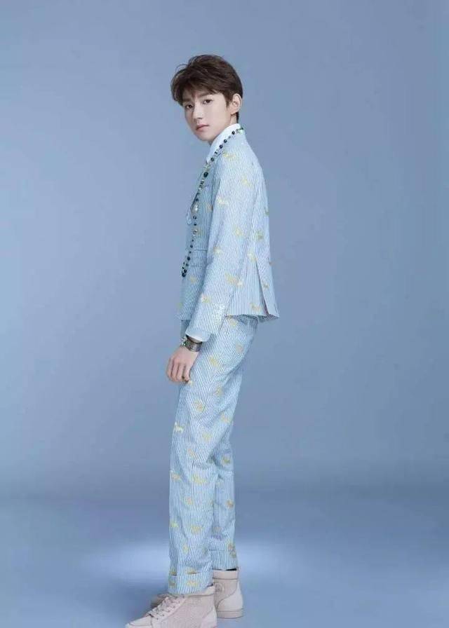 用心听人气偶像王源单曲,仔细看时尚王源帅气穿搭_蓝色_外套_牛仔服