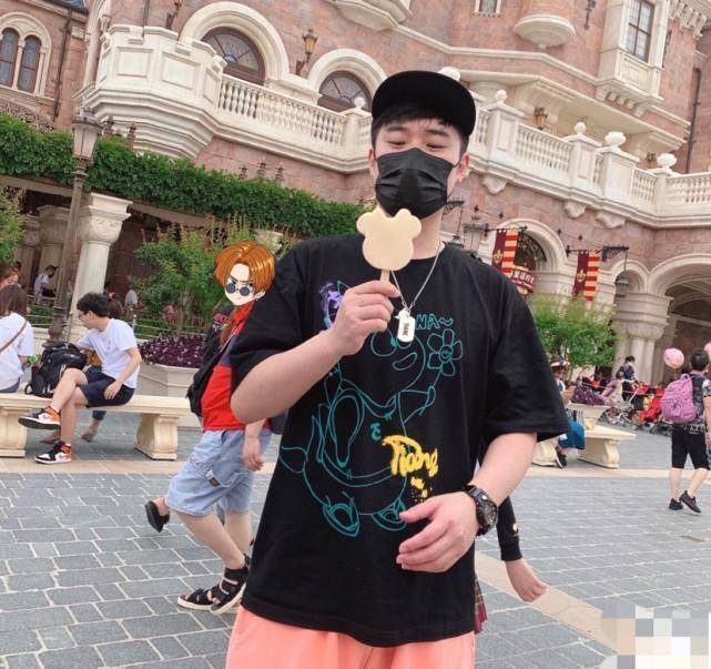 穿小黄裙逛游乐场,嘴唇鼻子神似陈赫_安姐_鹿晗跳