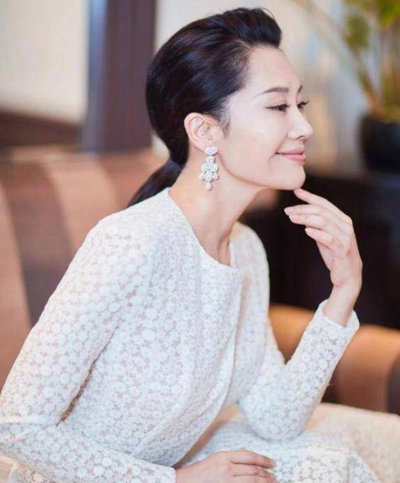 女人过了50岁,不要戴太多首饰,这3个地方就够了,她就这么美_女性_耳环