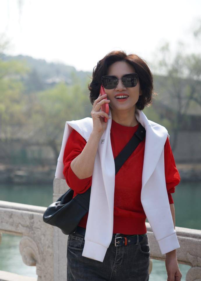 51岁的史小诺既能营造出优雅端庄的氛围,也能营造出适合年龄和场合的