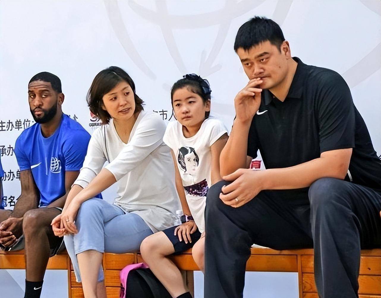 姚明一家现身,12岁的女儿身高将近1.