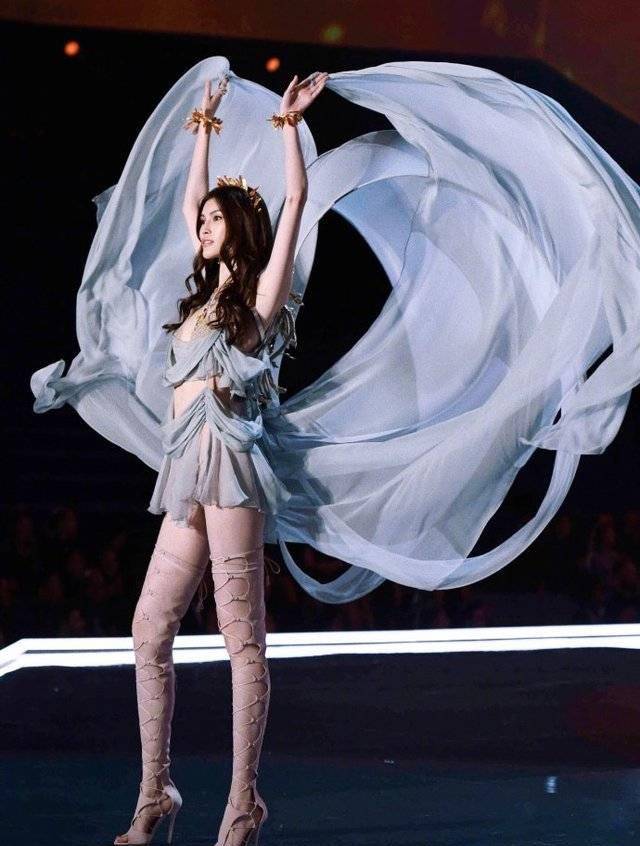 一次来到中国的"维密秀"似乎并没有给观众留下好印象,除了台上的失误