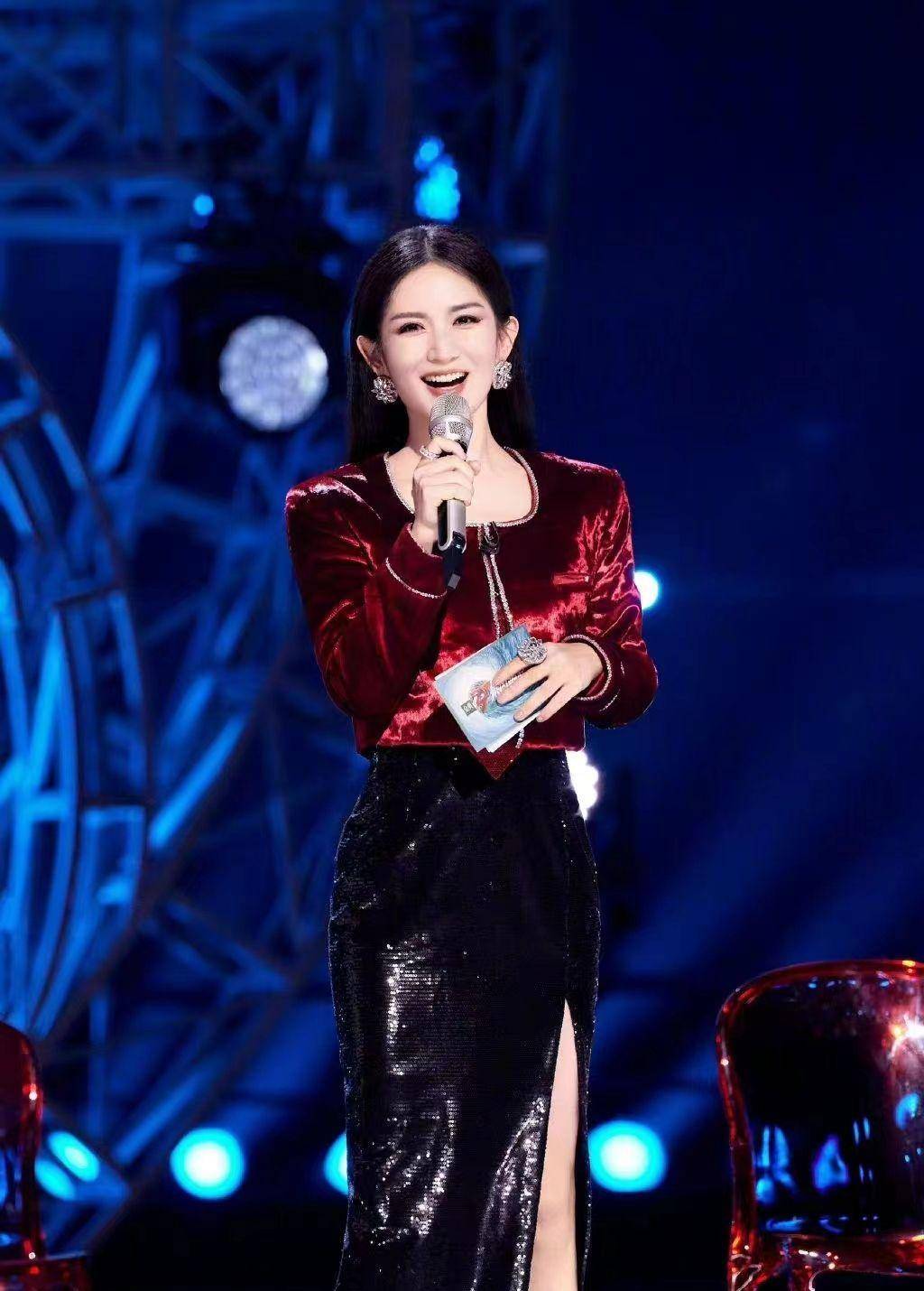 谢娜果然不枉浪姐,品味突破洋气,一身金色礼服抢镜,女主角_时尚_女性