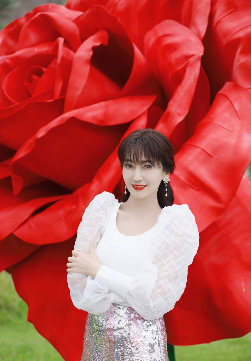 赵雅芝玫瑰花下展现优雅知性,亮片裙闪耀明艳光芒!_魅力_内心_女神