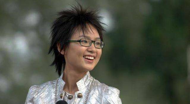 此时的周笔畅虽然也是当时人气的亚军,但关于她的新闻和热门话题却