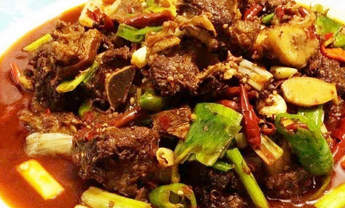我老公的拿手菜,大盘牛肉,做一盘根本不够吃,色香味俱全_土豆_辣椒_筋
