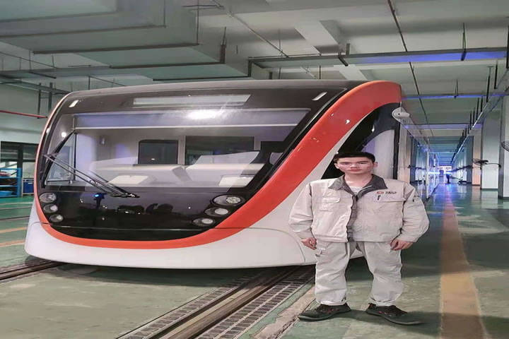 校优秀毕业生王蕊,年薪八万以上安置到常州中车我校优秀毕业生李成斌