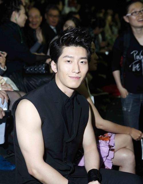 窦骁是素颜很好看的男孩子,随手一拍,就是大片,底子太好了.