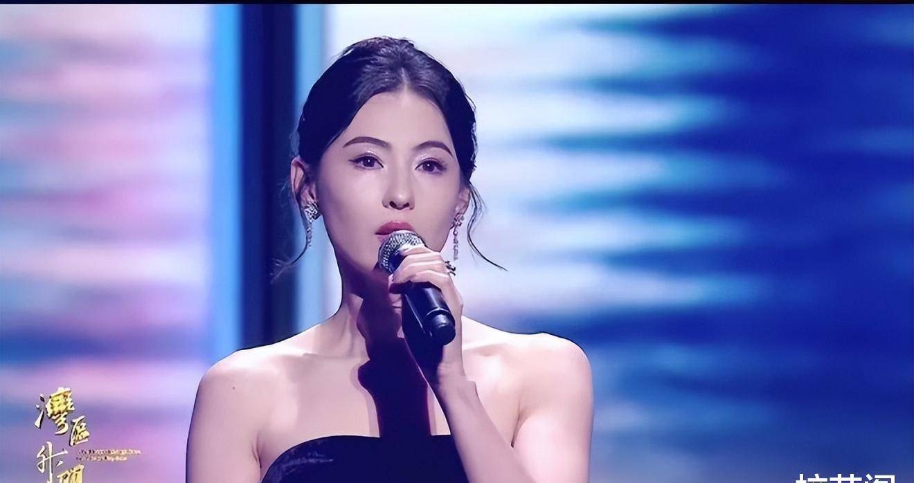 张柏芝的形象一如既往的有魅力,嗓音一如既往的沙哑,还带着一些淡淡的