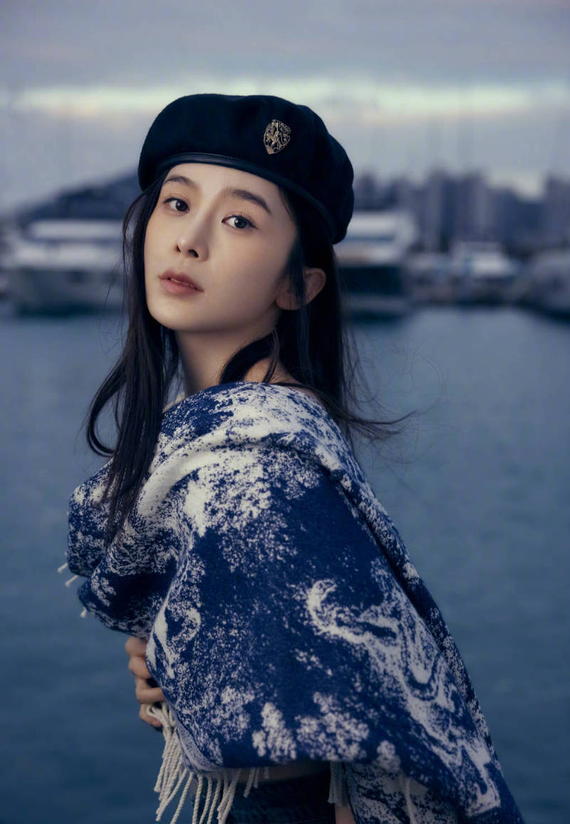 赵樱子晒贝雷帽造型海边随拍 搭蓝白色披肩氛围好_照片_时尚_海风