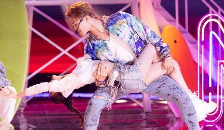 原来的毛晓彤把头靠在赞多的肩膀上,谁注意赞多的眼神?我懒得装了!