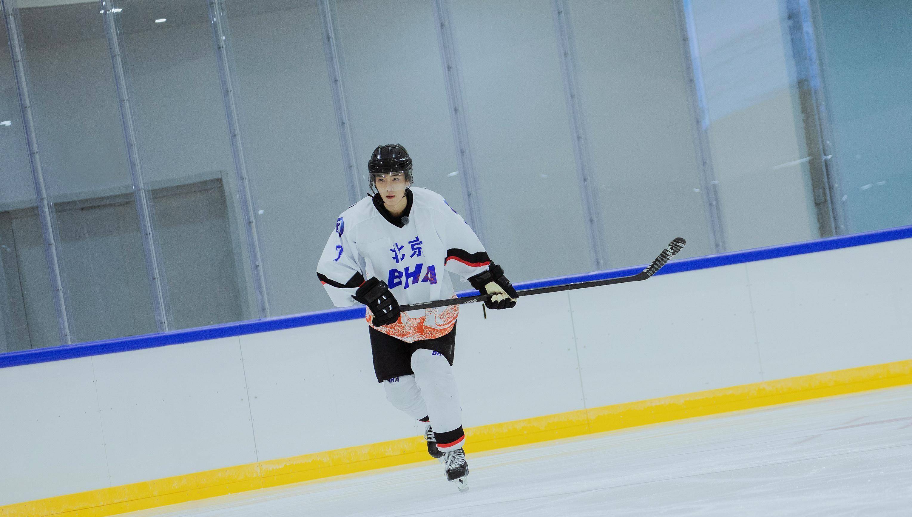 肖战新综艺《冬梦之约》,身穿白色冰球运动服解锁新角色,强健帅气