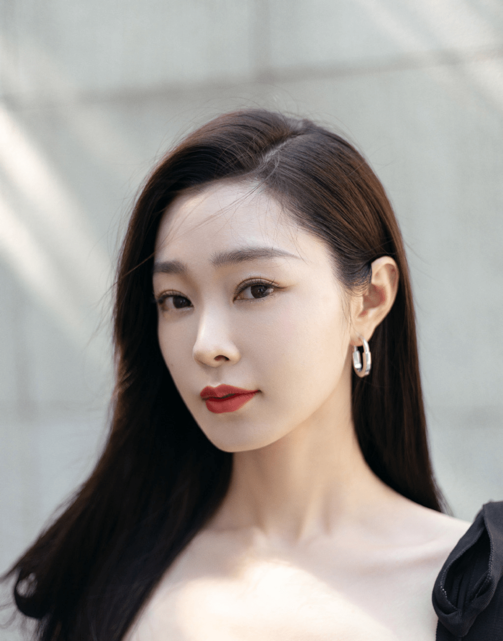 宋轶拥有一张清新甜美的脸庞,一双明亮清澈的眼睛,一头柔顺飘逸的长发