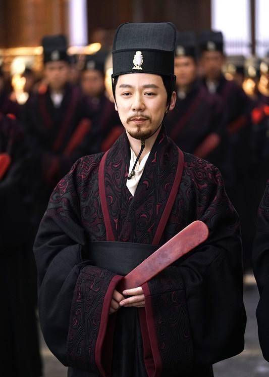 演"袁春望"爆红,42岁大器晚成,撞脸何炅,二人长相傻傻分不清_王茂蕾