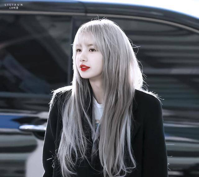 lisa最新时尚大片,红发造型又酷又飒,绑带元素尽显小蛮腰!