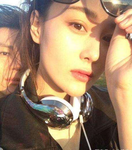 张馨予与何捷婚后首个情人节,她嘟嘴卖萌坦言终于不用吃狗粮!