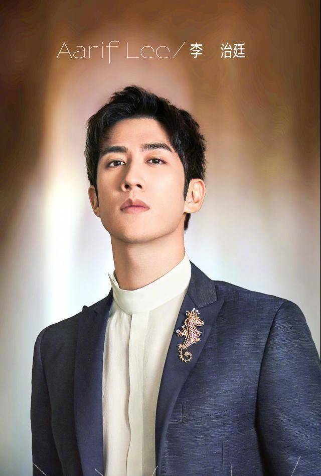 一个精心设计的直播室与生日主题,然而他的发型似乎有点随性自然蓬松