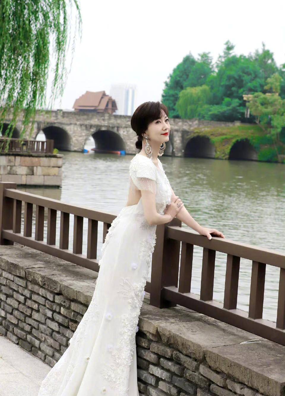 赵雅芝身穿白色薄裙出席活动,优雅端庄_长裙_年龄段_造型