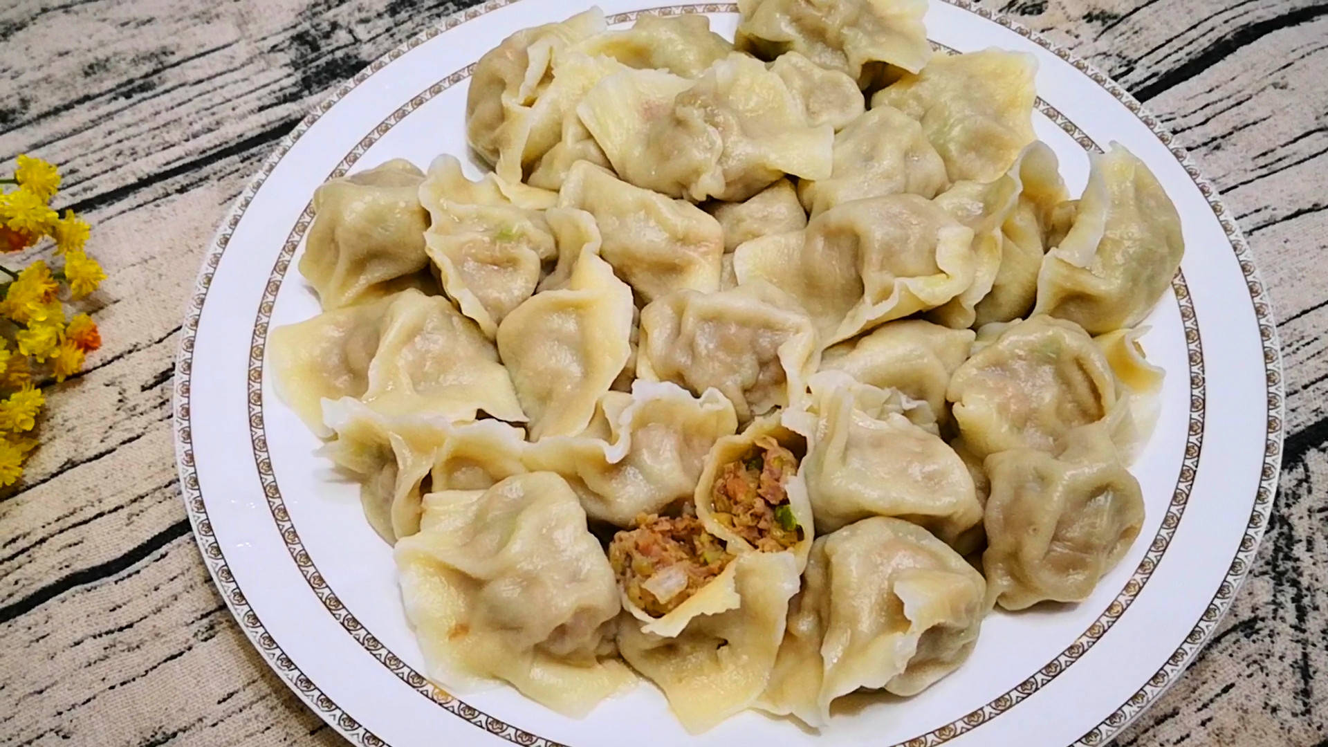 头伏吃饺子别忘记吃这个馅~茄子青椒饺子,鲜美多汁不油腻,老少皆宜,巨