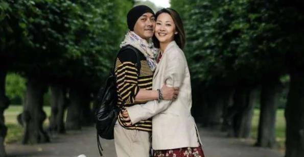 55岁张卫健被曝与妻子异地分居近一年,陪伴高龄母亲,不顾妻子_张茜