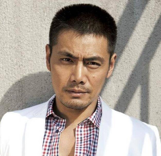 演员邵兵:和小12岁张培结婚,四口之家,活成了很多人羡慕的样子_因为