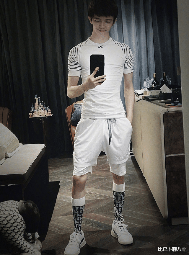 郭敬明晒近照被嘲p过了,身材壮实小腿细,网友以为装了假肢_什么_感觉