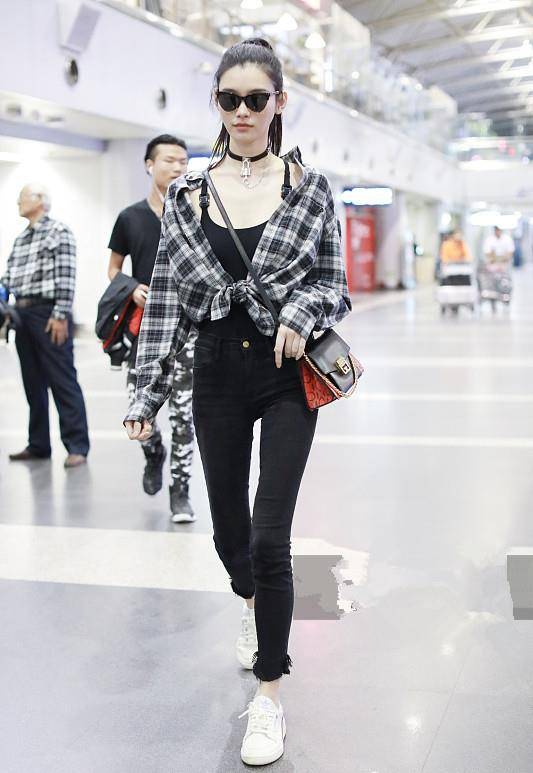 奚梦瑶出发巴黎,衬衫宽松显吊带露锁骨,网友:敢在降点吗?