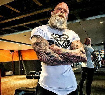 55岁大爷肌肉夸张让人发怵,满身纹身似社会大哥,你害怕吗_健身_比赛