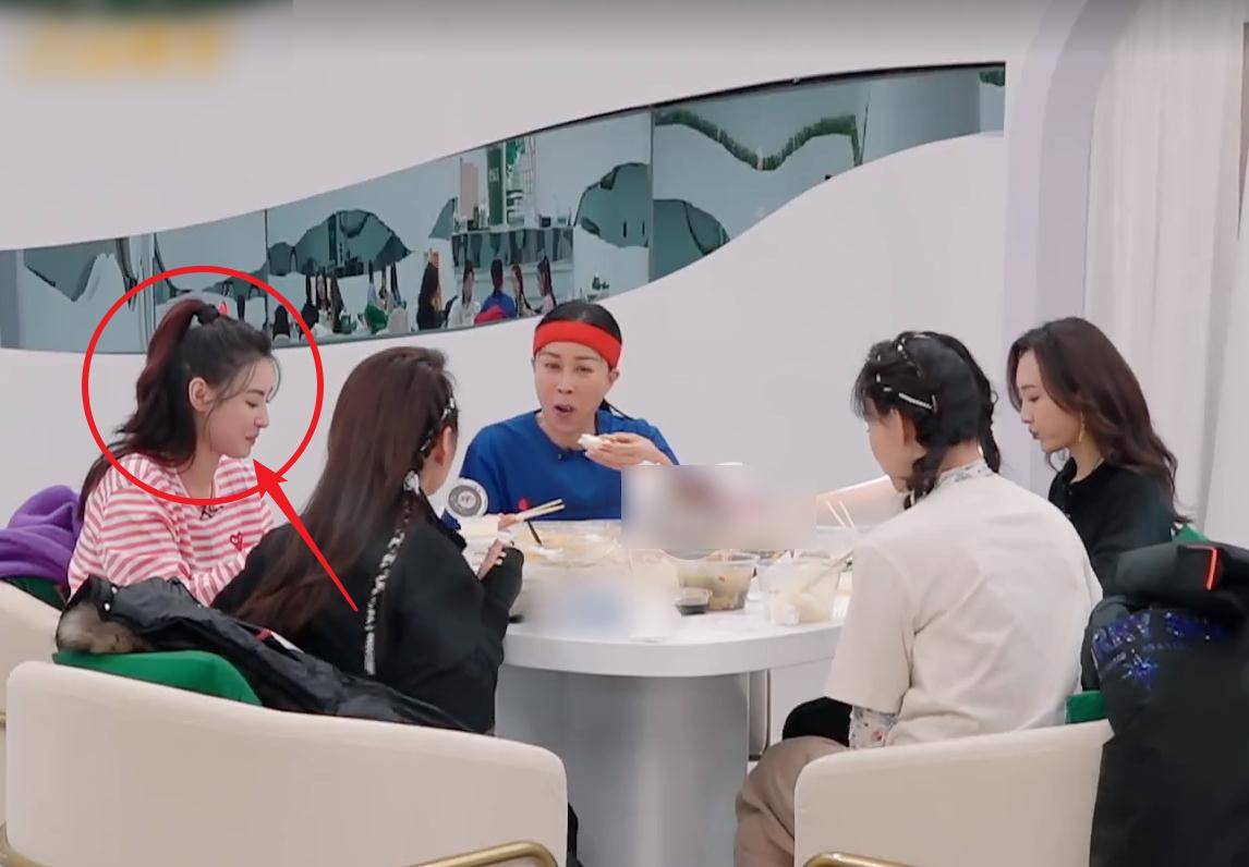 王鸥受伤后无法上楼,小林青霞的反应令人看愣,情商如何很显然_那英