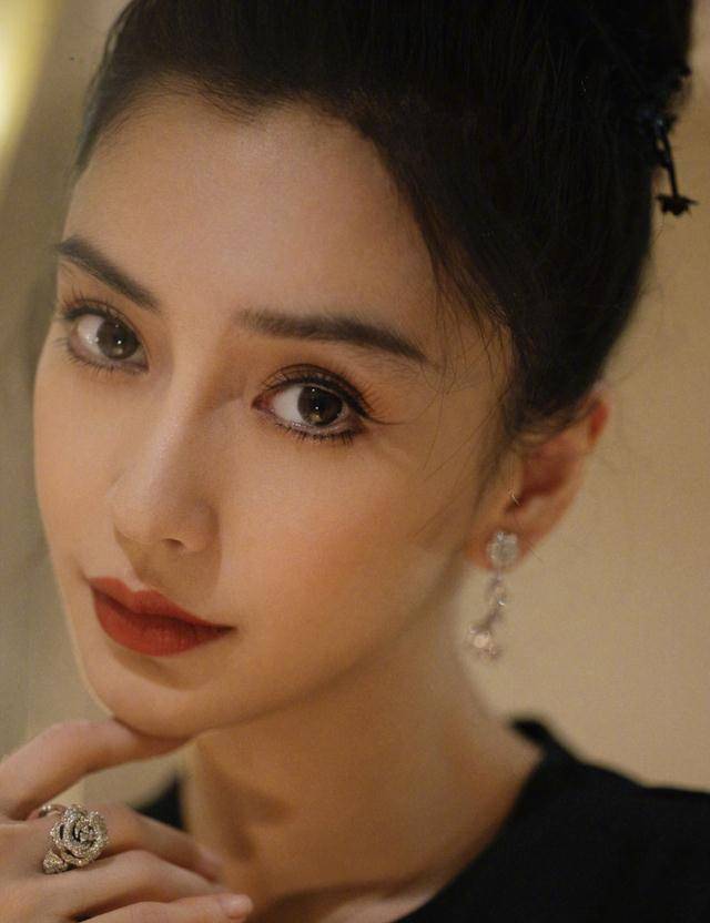 33岁杨颖尽显华贵精致,黑色礼服 丸子头造型,优雅大方!