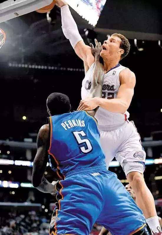 一人被制成宣传海报,一人被扣到退役_扣篮_乔丹_格里芬