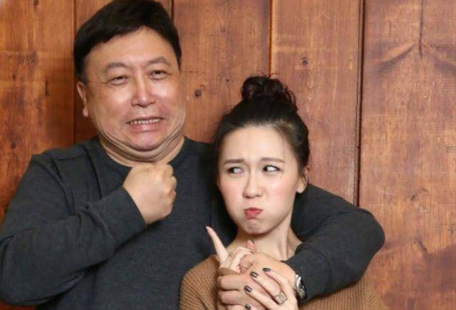 后来,随着年龄的增长,王晶慢慢回到了家.