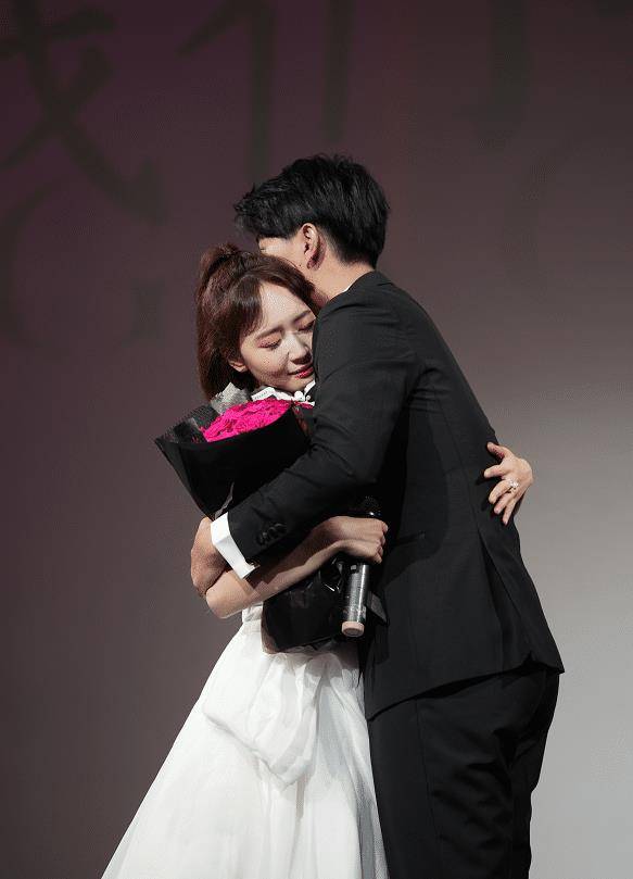 吴亦凡前女友官宣订婚!小腹隆起疑怀孕,千万钻戒曝男方富庶家境