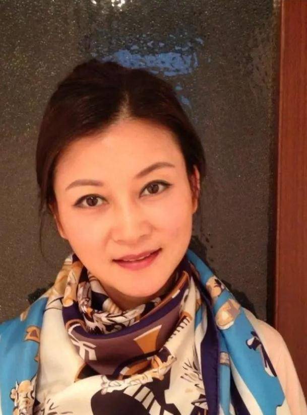 朱晓琳:15岁一曲走红,21岁退出歌坛,现在53岁的她枕边无人_公司_女儿