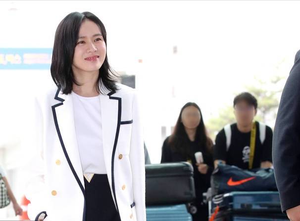 孙艺珍生完宝宝,状态还是那么好,穿白色西装,营造下衣失踪造型_黑色