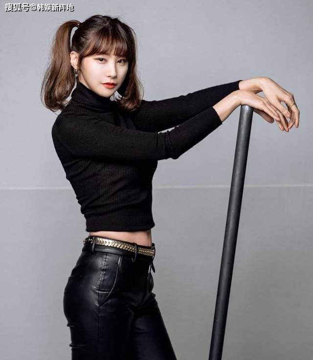 也可以看出,她也是她的风格千变万化,就像她自己说的,不露相冷淡随和