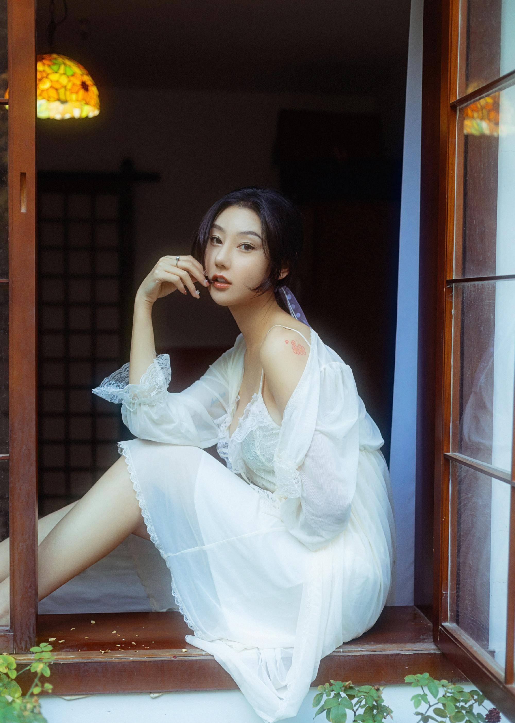 世界小姐苏琳琳分享最新写真,白色铅笔裙,秋色中展现好身材_照片_窗台