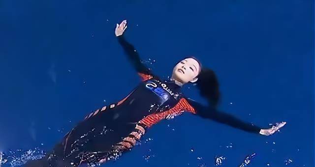 倪妮游泳视频被翻出,穿连体泳衣身形傲人,泳姿太美引起热议_身材_个人