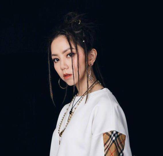 由此也可以推测出邓紫棋口中这位暗恋对象肯定是个温柔细心的人,并且