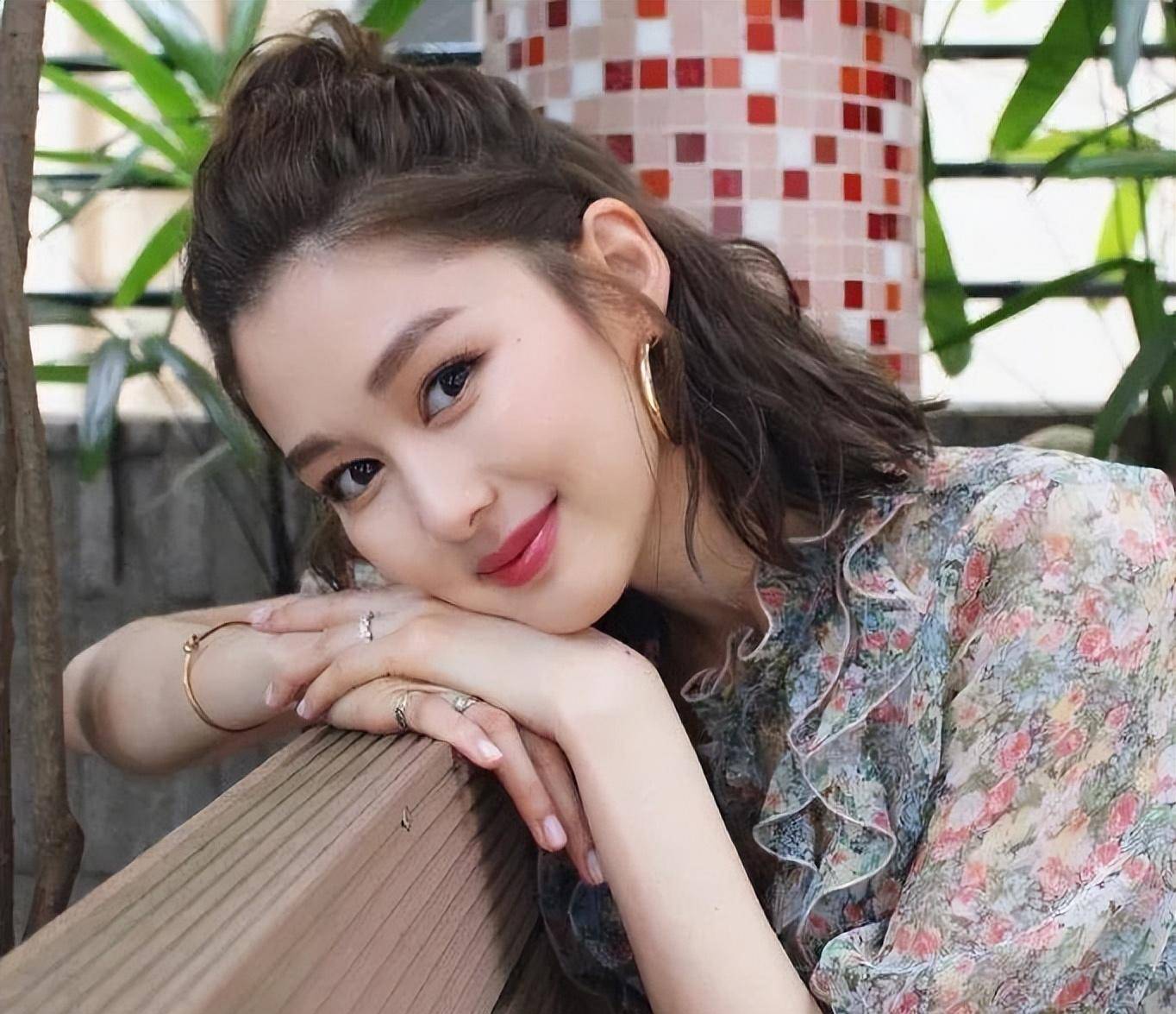 tvb甜美花旦,貌美学历佳,结婚多年甜蜜如初恋,一家四口很幸福_岑丽香