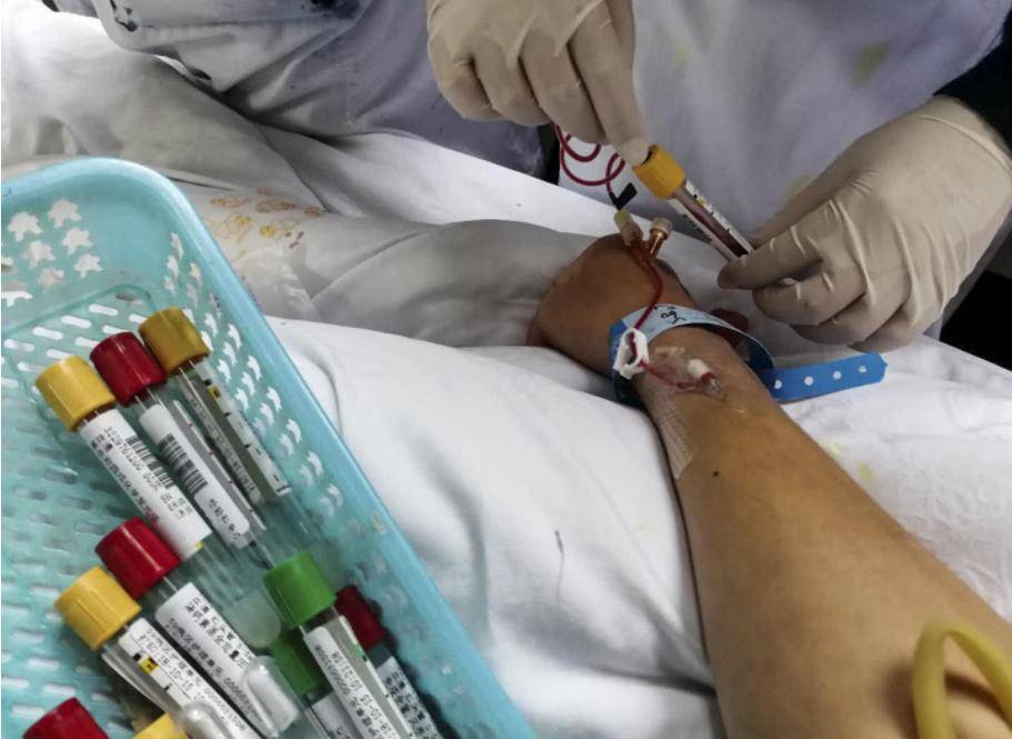 丈夫赌博输光家产,女子离婚后患上绝症,咽气时前夫跪地懊悔痛哭_沈伟