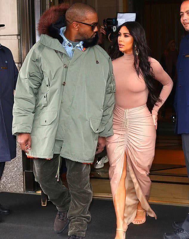 金卡戴珊和侃爷甜蜜出行,穿紧身衣秀优势,手放臀或因裙子裂了_穿着