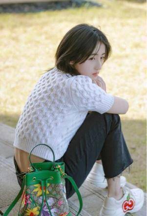 鞠婧祎与张子枫的碰撞,一个妩媚动人,一个青春可爱,你更喜欢谁?