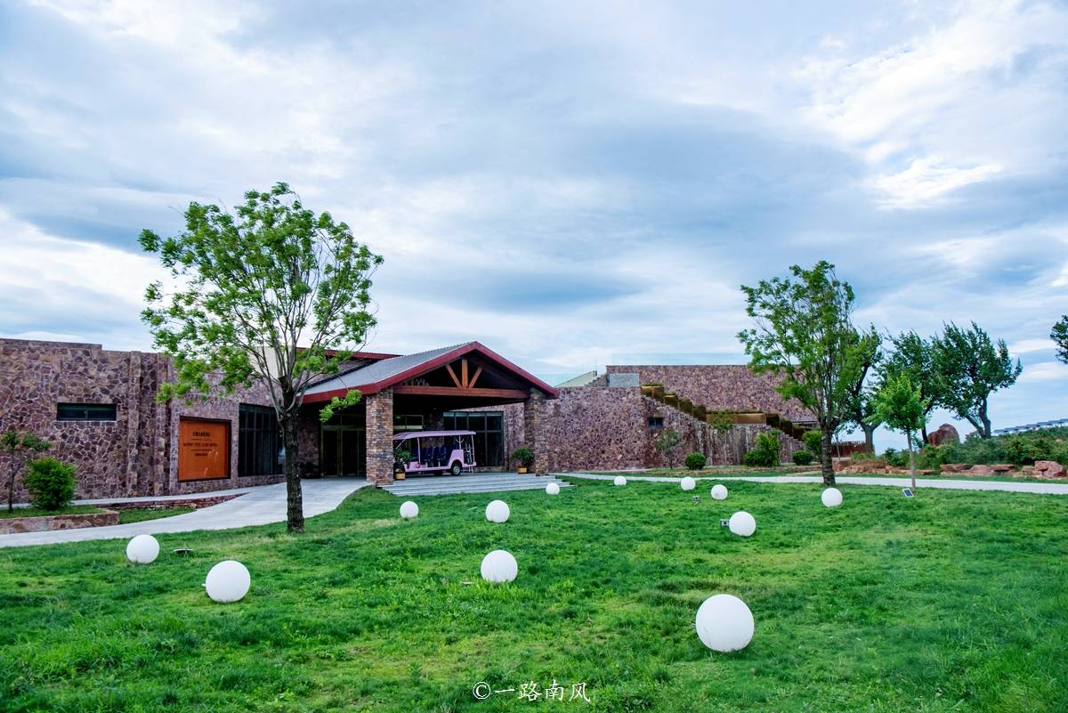 伏羲山的风很大,山上就像装了一台大功率的风扇或